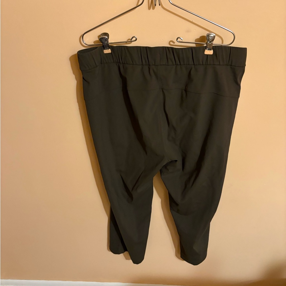 LAST CHANCE | Lululemon On The Fly 23* Crop Pants in Dark Olive - Picture 6 of 7